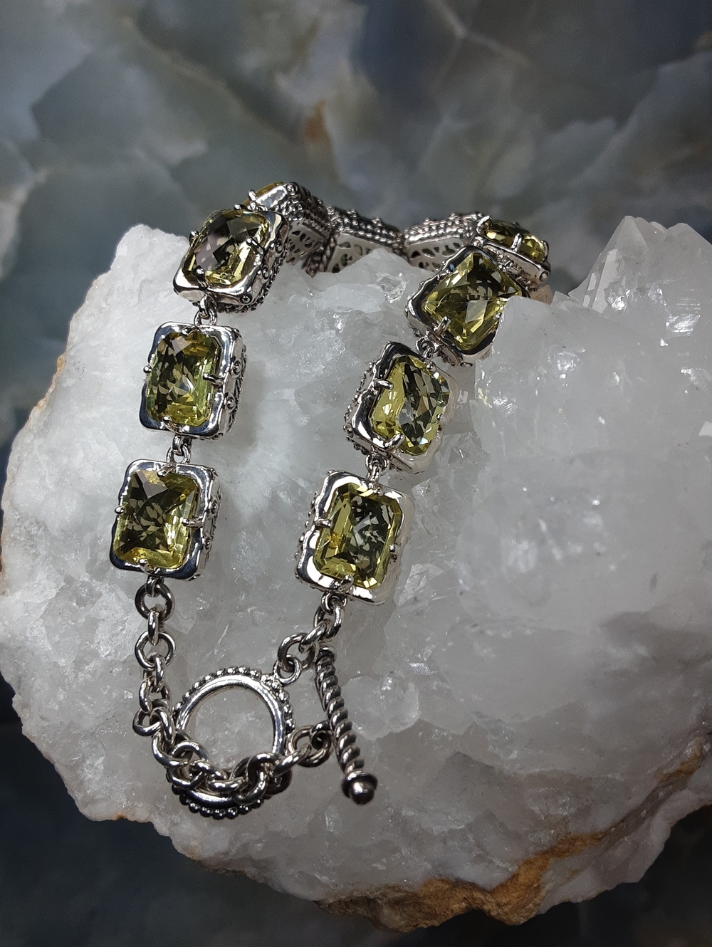 925, 8" Quartz Toggle Bracelet. 33g.